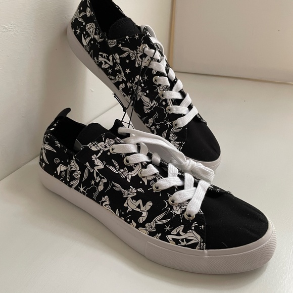 Looney Tunes Bugs Bunny Womens 11.5 Canvas Sneaker Low Cut Fun Cartoons Bold - Picture 2 of 13